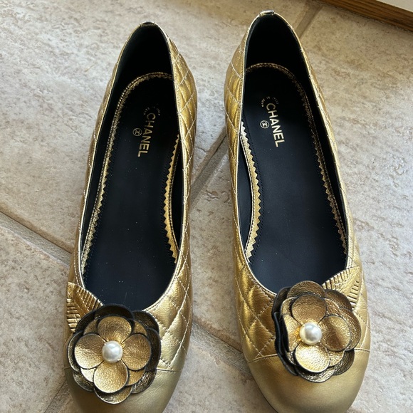 Authentic CHANEL Gold and Black Quilted Flats with Flower Embellishment - Picture 1 of 10